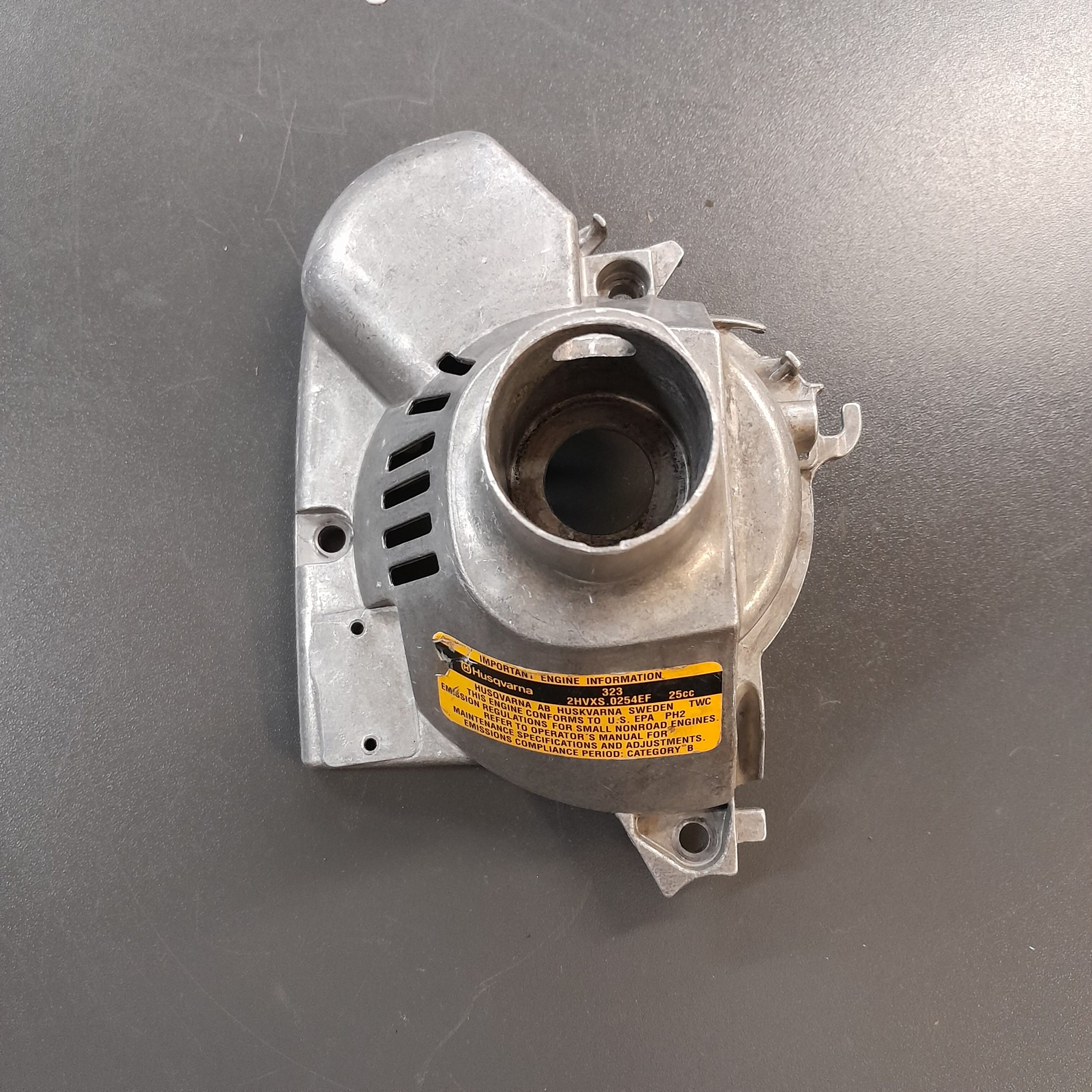 Капак за съединител за моторна коса Husqvarna 323R, 323RII, 322C, 322E, 322R, 323LD, 325LDx, 326RX/ втора употреба